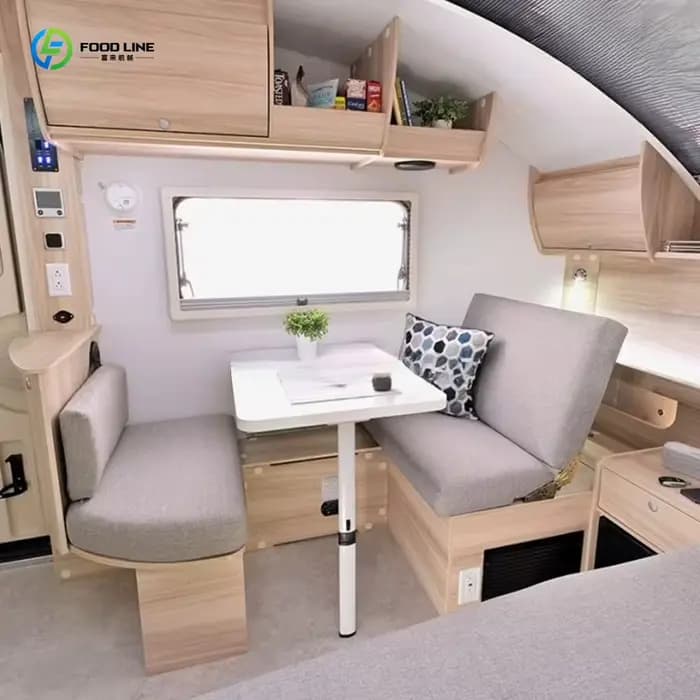 Camping-car multifonctionnel personnalisé, idéal pour l'exploration en pleine nature, les voyages en zone sauvage et les aventures de camping hors route.