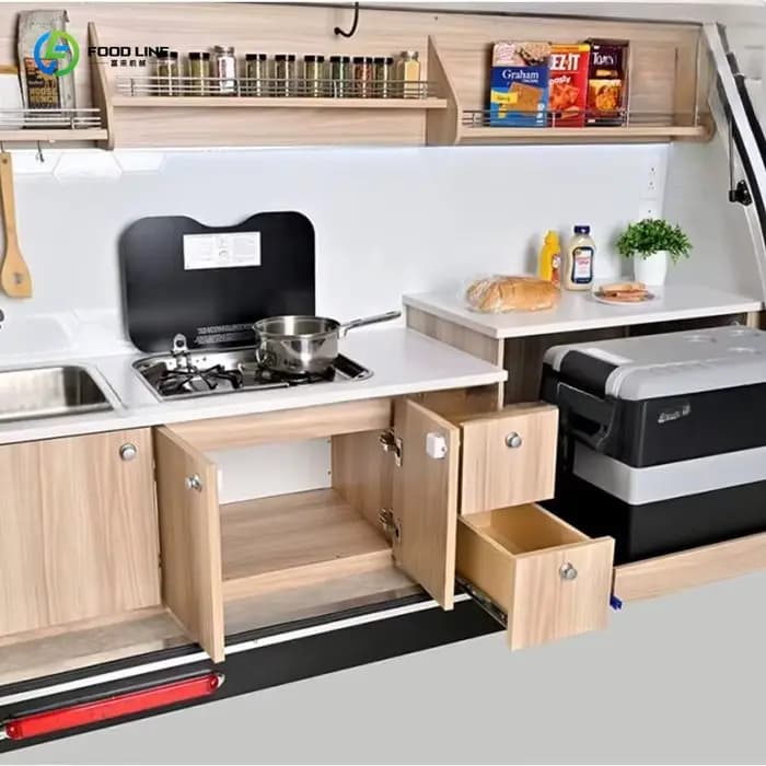 Camping-car multifonctionnel personnalisé, idéal pour l'exploration en pleine nature, les voyages en zone sauvage et les aventures de camping hors route.