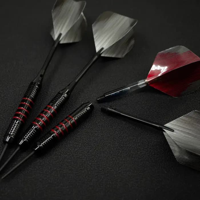 Ensemble de fléchettes professionnel 24g, fléchettes à pointe dure, comprenant des tiges de fléchettes de 47 mm, des ailettes de fléchettes standard et une pierre à aiguiser les fléchettes. Pour la co